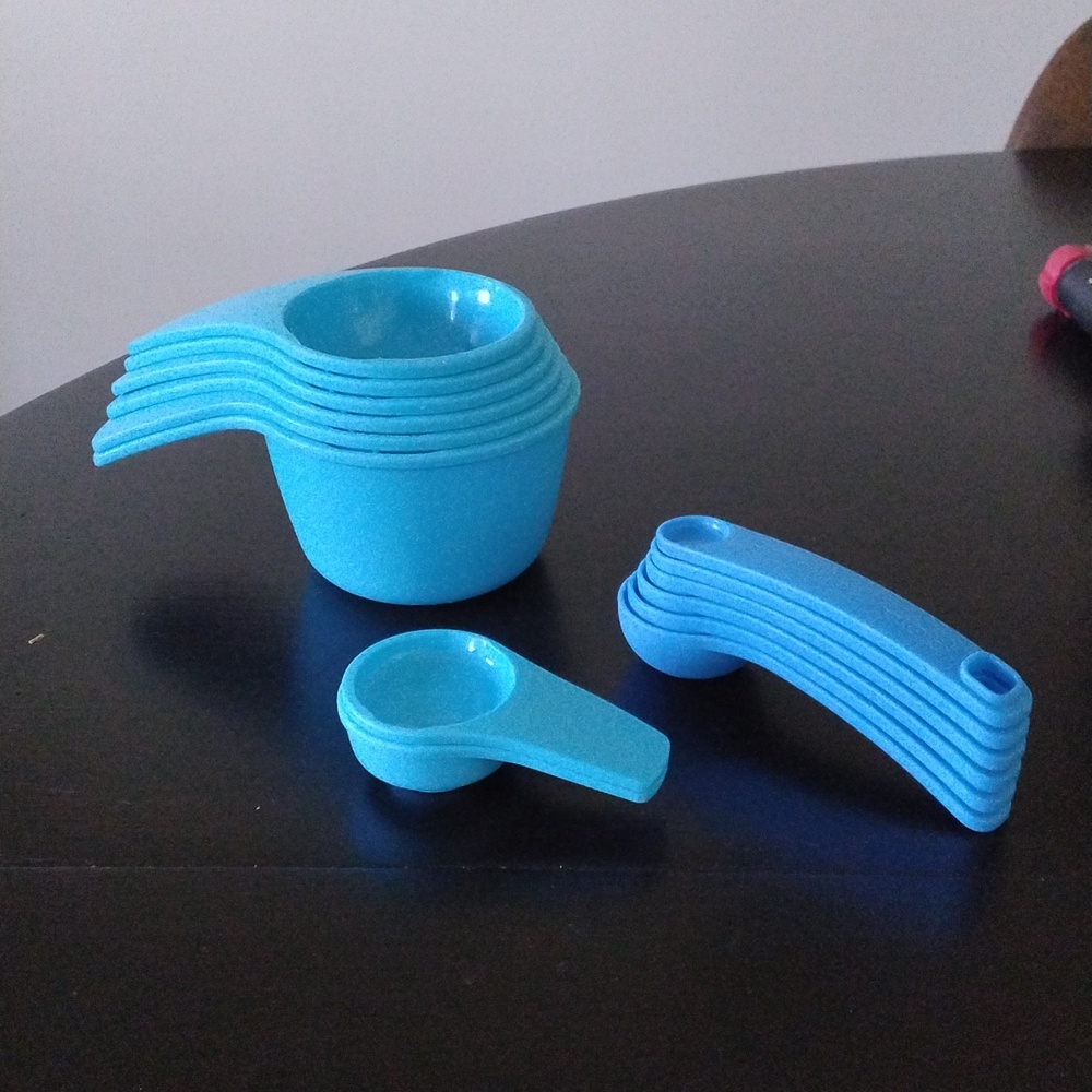 Tupperware Measuring cups and spoon set